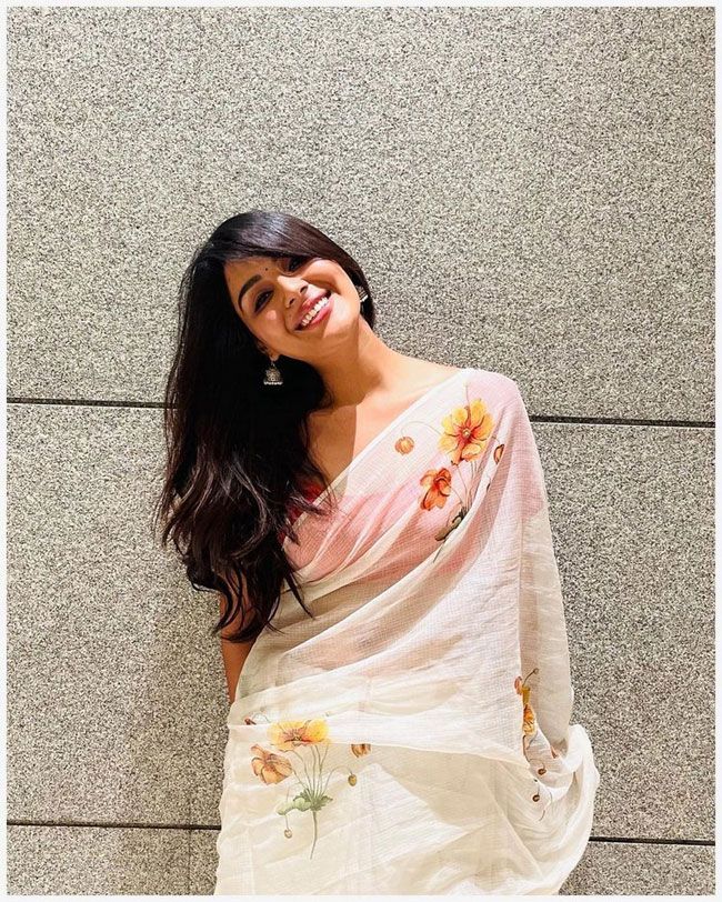 Samyuktha Menon Staggering Poses At Gym